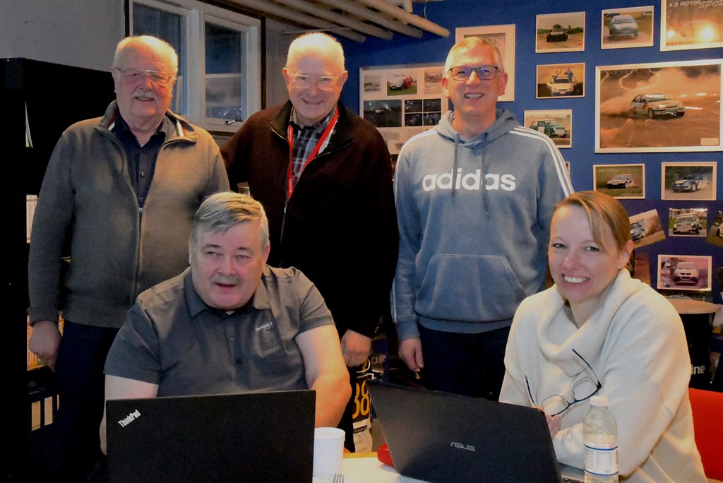 Løbsleder Bettina Poulsen har sammen med løbslederassistent John Larsen, Finn Højlund, Troels Lund og Arly Larsen brugt mange timer på tilrettelæggelsen af Slagelse Rally og har just nu travlt med de sidste detaljer.
(Foto: Morten Dam/Specialpressen)